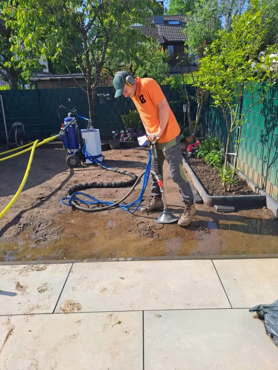 Gartenfläche in Haan mit Staunässe und matschigem Rasen vor der Bodenbelüftung