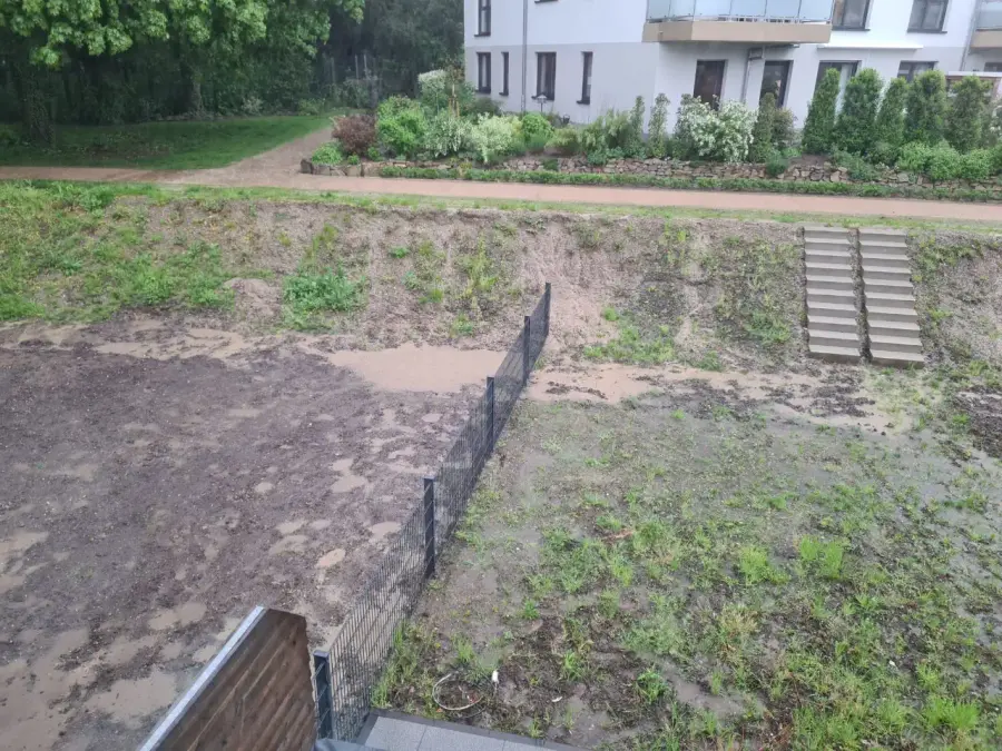 Staunaesse auf dem Neubaugrundstück in Solingen, stehendes Wasser nach Regen