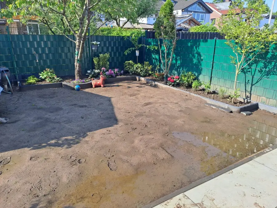 Garten mit stehendem Wasser und matschigem Boden vor der Bodenbelüftung